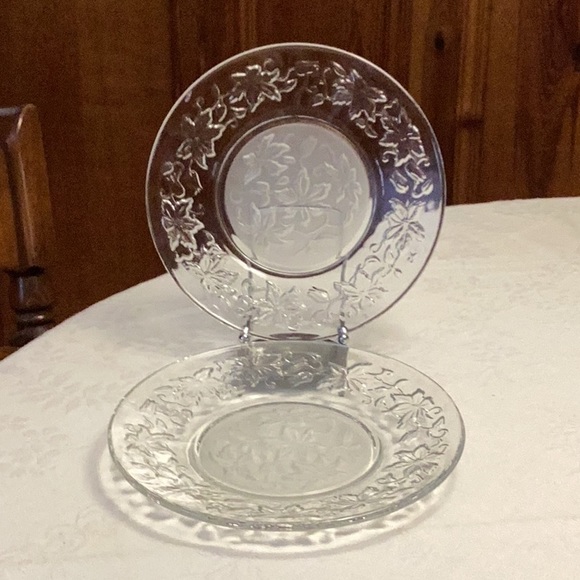Princess House FANTASIA Poinsettia Embossed Crystal 8" plates - Picture 1 of 3